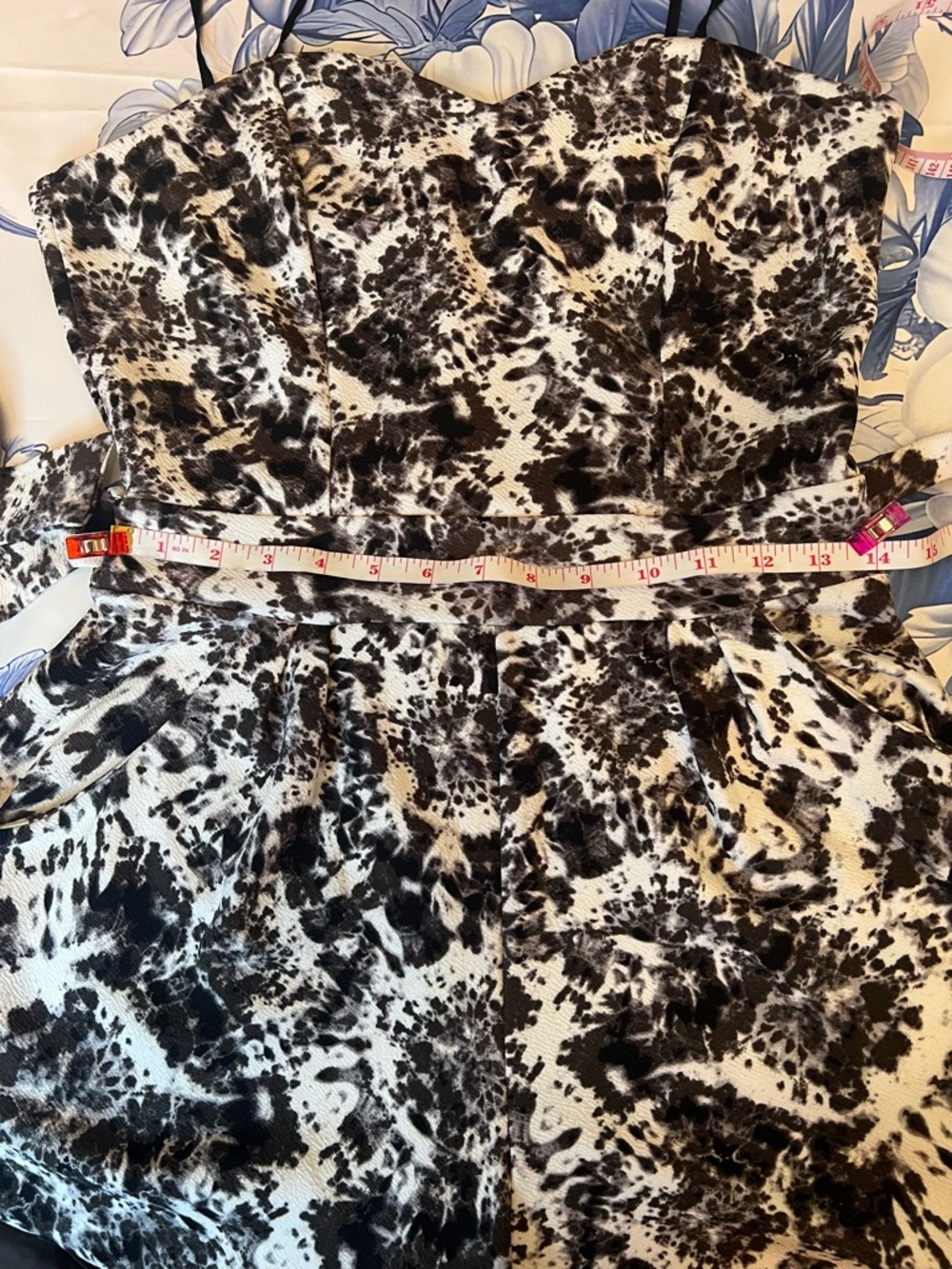 ❤️HP❤️Honey and Rosie Black & White Abstract Print Spaghetti-Strap Jumpsuit - Picture 11 of 15